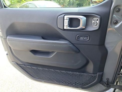 Used 2018 Jeep Wrangler Unlimited Sahara image 36