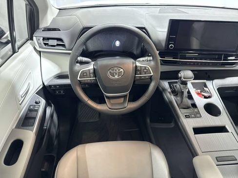 Used 2025 Toyota Sienna XLE AWD/4WD image 16