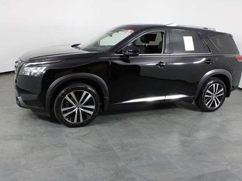 Certified 2025 Nissan Pathfinder Platinum w/ Black Appearance Package FWD image 14