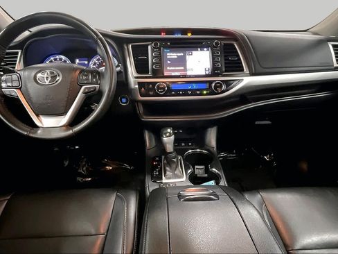 Used 2019 Toyota Highlander XLE AWD/4WD image 16