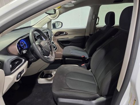 Used 2023 Chrysler Voyager LX image 11