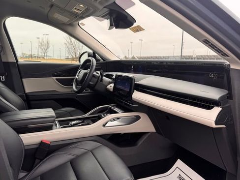 Used 2025 Lincoln Nautilus Premier image 24