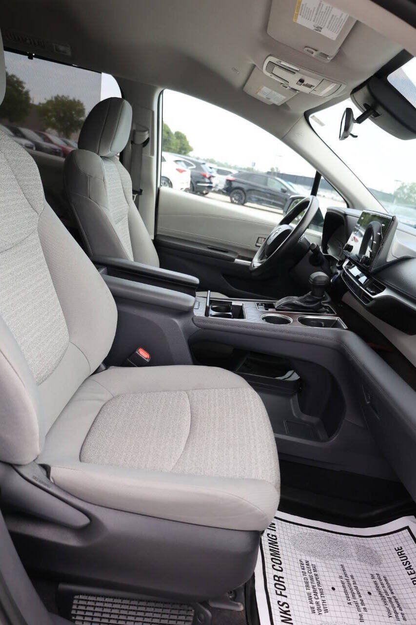 Used 2022 Toyota Sienna LE FWD image 15