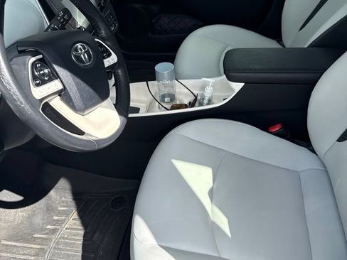 Used 2017 Toyota Prius Three Touring FWD image 3
