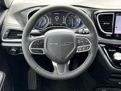 New 2026 Chrysler Pacifica Select image 15