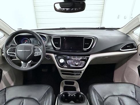 Certified 2022 Chrysler Pacifica Touring-L FWD image 13
