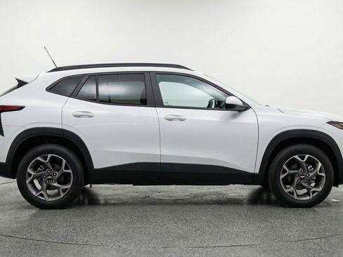 Used 2025 Chevrolet Trax LT w/ LT Convenience Package FWD image 11