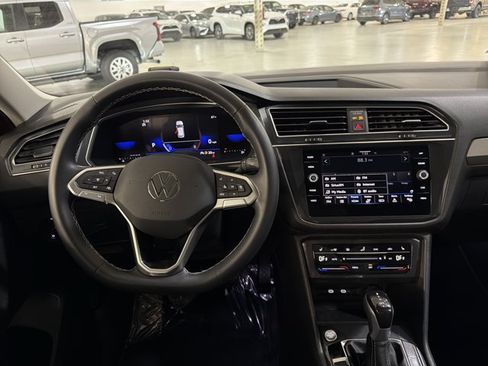 Certified 2023 Volkswagen Tiguan SE w/ Panoramic Sunroof Package FWD image 27