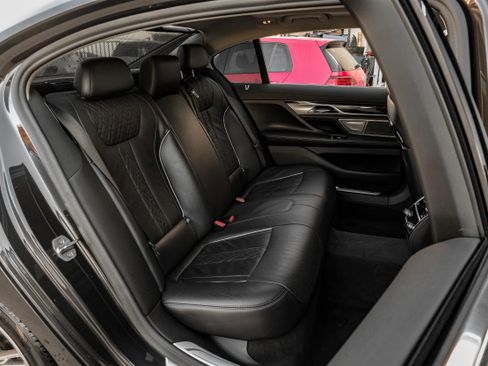 Used 2021 BMW 750i xDrive image 40