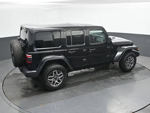 Used 2025 Jeep Wrangler Unlimited Sahara AWD/4WD image 31