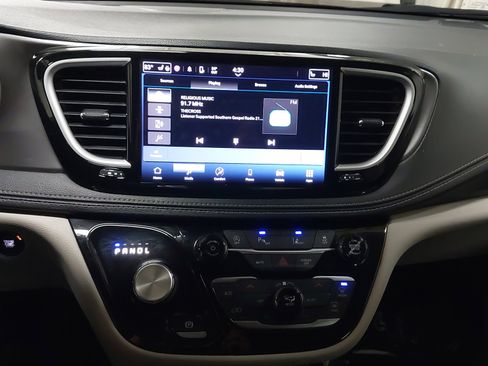 Used 2024 Chrysler Pacifica Touring-L image 20