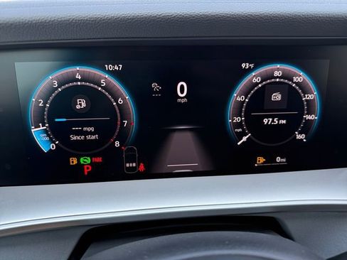 New 2025 Volkswagen Tiguan SE image 24