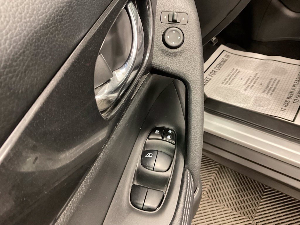 Used 2017 Nissan Rogue SV FWD image 18