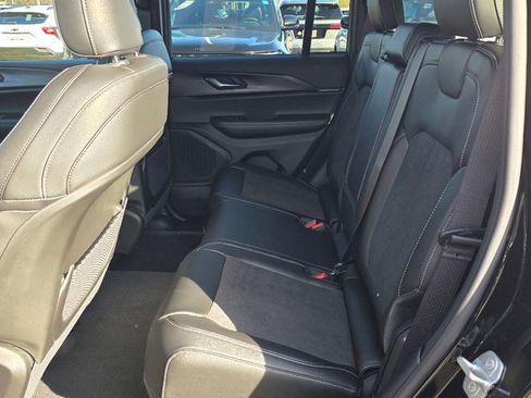 New 2025 Jeep Grand Cherokee Laredo image 11