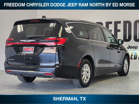 Used 2024 Chrysler Pacifica Touring-L image 3