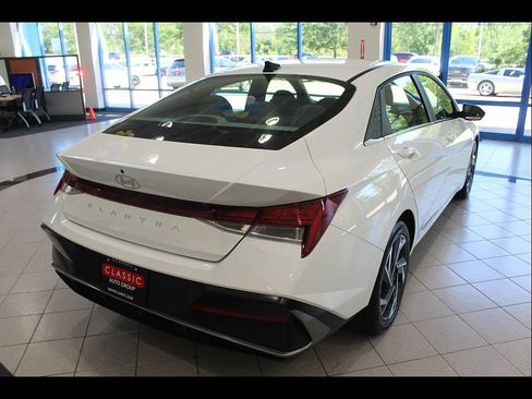 Used 2025 Hyundai Elantra SEL FWD image 5