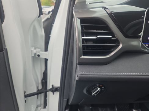 Certified 2025 Volkswagen Taos SE image 14
