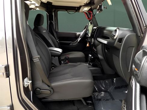 Used 2016 Jeep Wrangler Unlimited Sahara w/ Connectivity Group image 15