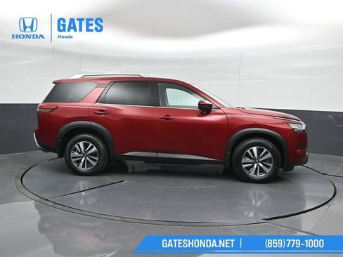 Used 2023 Nissan Pathfinder SL AWD/4WD image 3