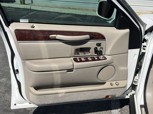 Used 2009 Lincoln Town Car Signature Limited image 13