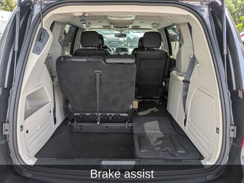 Used 2016 Chrysler Town & Country Touring-L FWD image 15