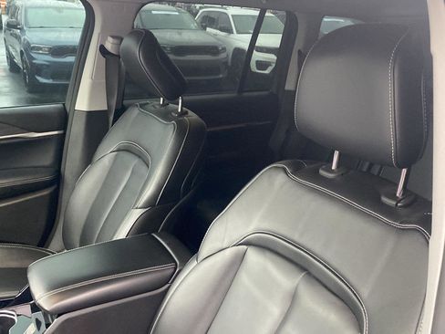 Certified 2023 Jeep Grand Cherokee Limited image 9