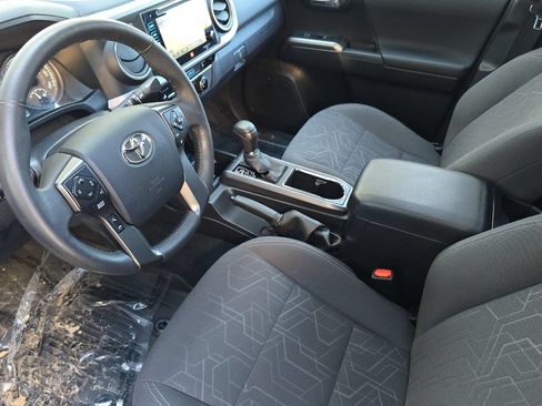 Used 2017 Toyota Tacoma TRD Sport AWD/4WD image 7