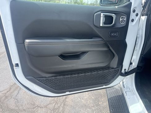 Used 2025 Jeep Wrangler Unlimited Sahara image 15