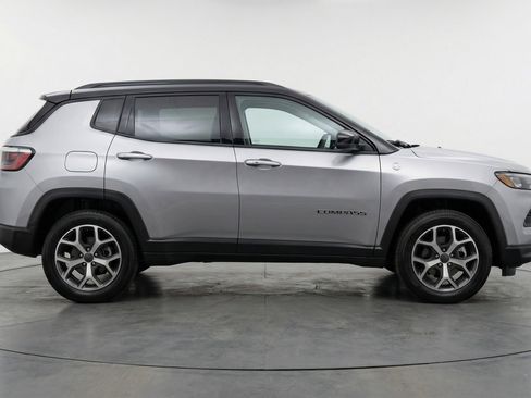 Used 2025 Jeep Compass Limited image 11