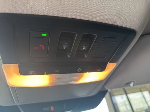 Used 2025 Nissan Pathfinder Platinum image 17