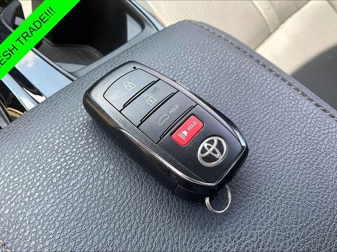 Used 2025 Toyota Camry XLE FWD image 33
