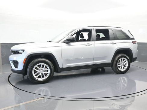 Used 2024 Jeep Grand Cherokee Laredo X image 2
