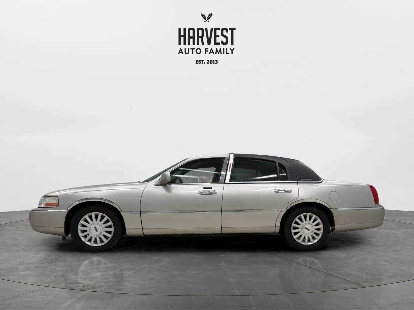 Used 2004 Lincoln Town Car Ultimate RWD image 2