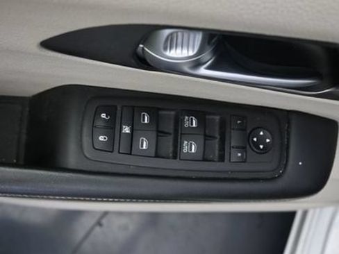 Used 2024 Chrysler Pacifica Limited FWD image 12