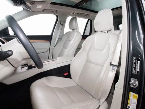 Certified 2022 Volvo XC90 T6 Momentum image 21