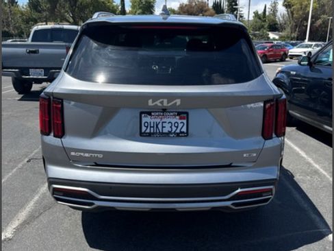 Certified 2023 Kia Sorento SX Prestige w/ Panoramic Sunroof Package AWD/4WD image 9