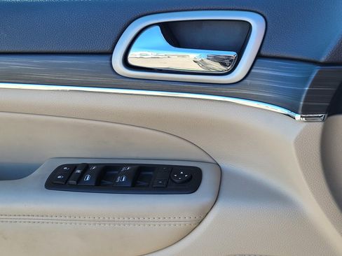 Used 2019 Jeep Grand Cherokee Limited image 29