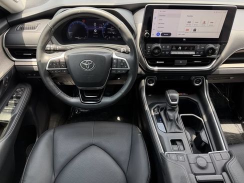Certified 2024 Toyota Grand Highlander FWD image 12