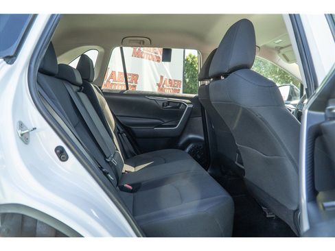 Used 2019 Toyota RAV4 LE FWD image 4