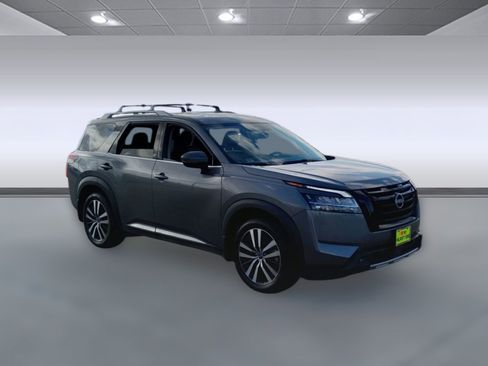 Used 2024 Nissan Pathfinder Platinum image 7