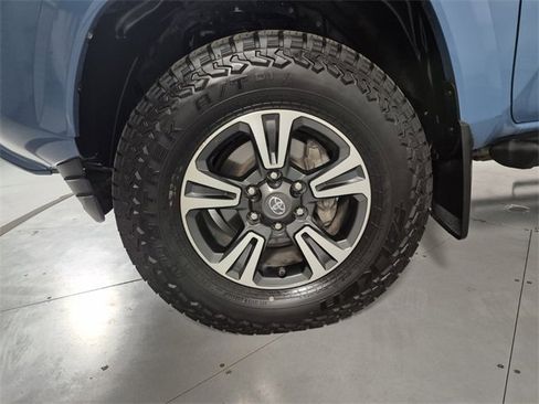 Used 2019 Toyota Tacoma TRD Sport image 11