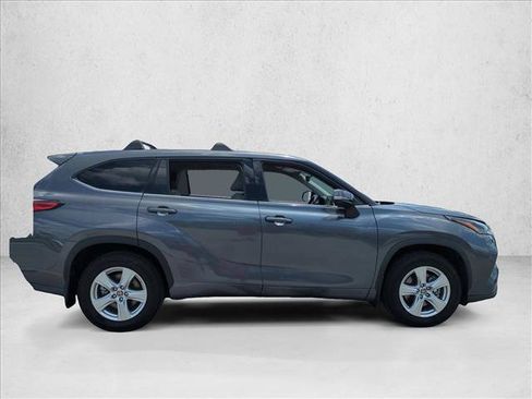 Used 2022 Toyota Highlander LE FWD image 4
