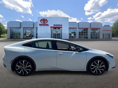 Used 2024 Toyota Prius Prime FWD image 4