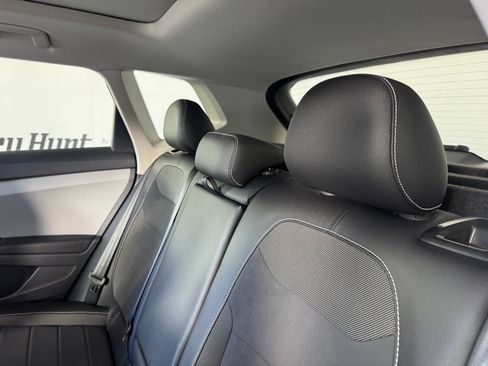 Used 2023 Volkswagen Taos SE w/ Panoramic Sunroof Package FWD image 11