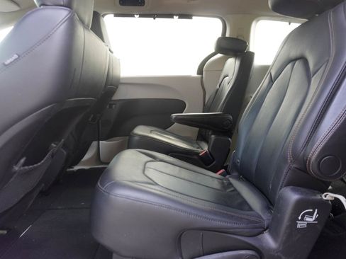 Used 2020 Chrysler Pacifica Touring-L FWD image 13