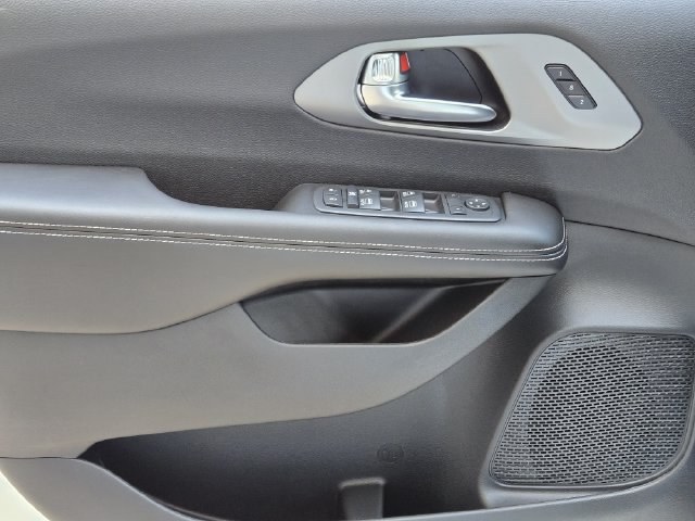 New 2027 Chrysler Pacifica Select FWD image 17