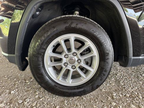 Used 2019 Jeep Grand Cherokee Laredo AWD/4WD image 44