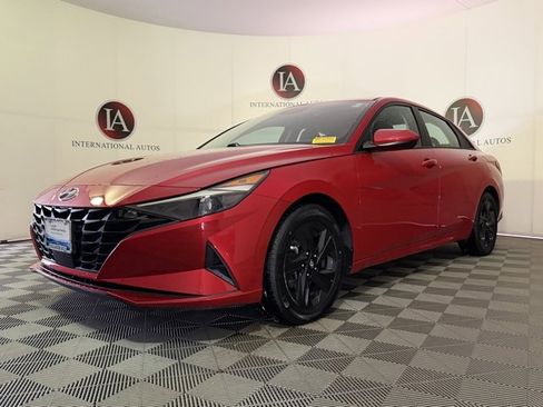 Certified 2021 Hyundai Elantra SEL w/ Convenience Package image 2