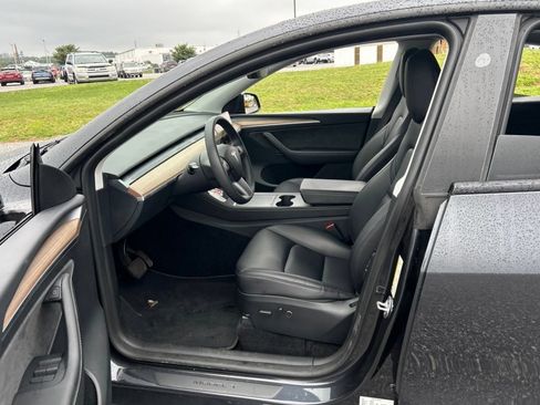 Used 2024 Tesla Model Y 2WD image 3