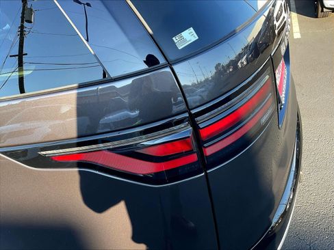 New 2025 Land Rover Discovery Metropolitan Edition image 25